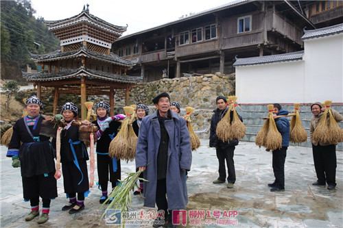 长辈带头向侗家守护神祈求入新居风调雨顺.jpg