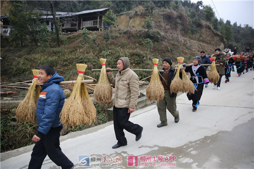 村民们嘴角带着笑意.jpg