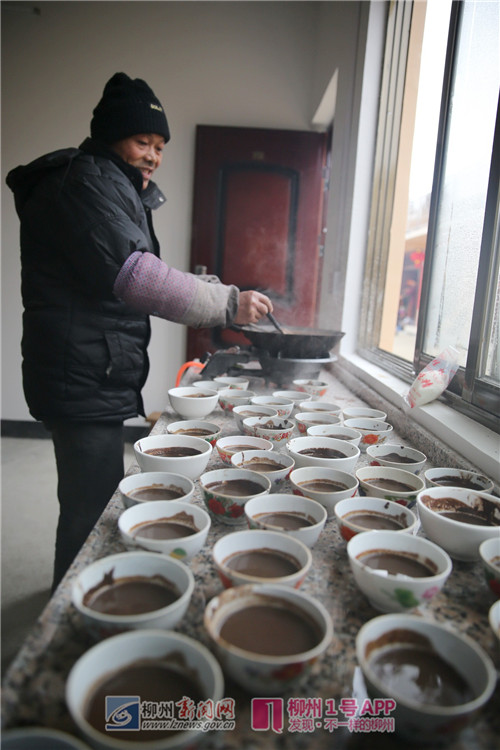 各家各户在厨房准备拿手菜.jpg