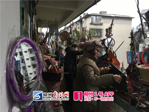 听信某种风俗,老人在家里挂满上百块镜子.jpg 听信某种风俗,老人在家里挂满上百块镜子.jpg
