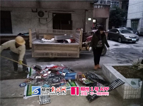 听信某种风俗,老人在家里挂满上百块镜子2.jpg 听信某种风俗,老人在家里挂满上百块镜子2.jpg