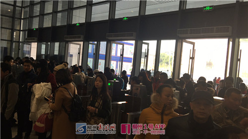 图三图四为旅客过闸机安检进站1.jpg