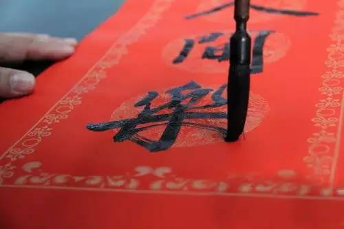 柳州百名书法家赠春联啦！明早9点记得去人民广场领哦
