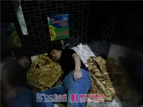 尴尬！柳州一男子刚买的iPhone8掉屎坑，伸手去捞却悲剧了