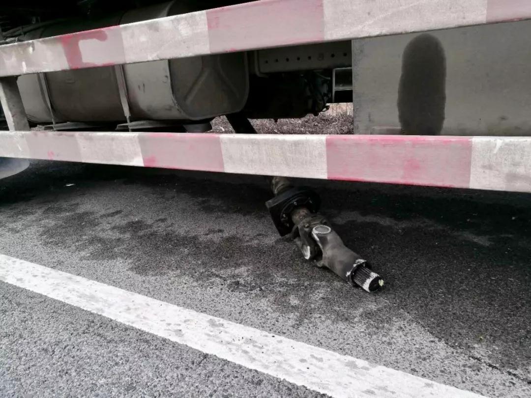 惊险！运载8万根雷管的货车抛锚高速  柳州交警紧急排险6小时