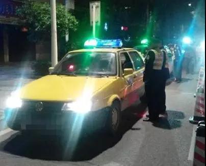 鱼峰路一醉汉怀疑的哥乱收费，提出这一要求，结果……