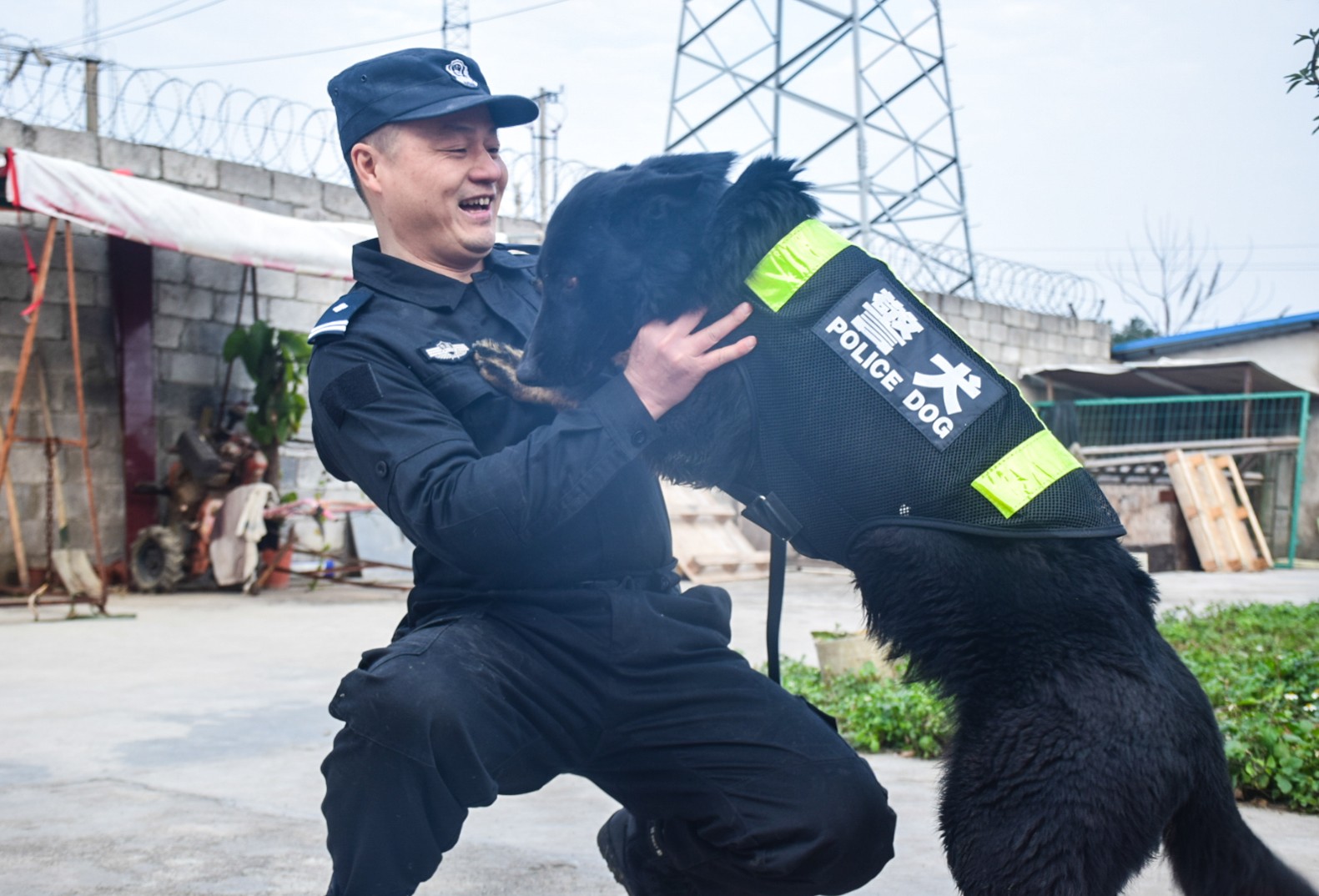 训导员刘荣光和“金刚”.jpg 训导员刘荣光和“金刚”.jpg