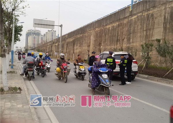 右边白色suv是陈女士驾驶的汽车，明显是逆行。.jpg