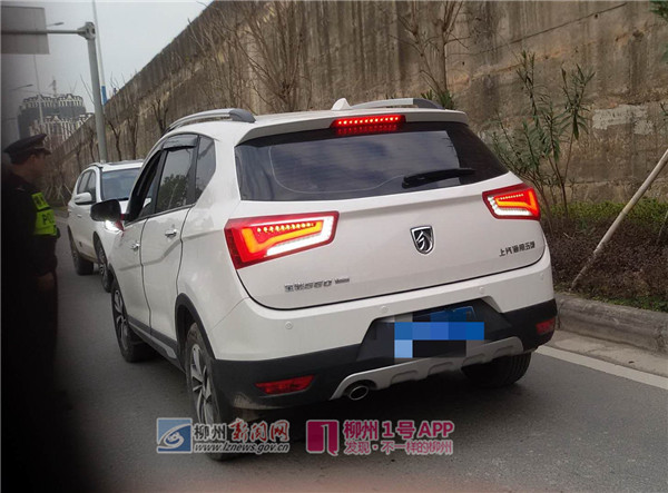 男性司机用自己车拦住了陈女士的逆行车辆.jpg