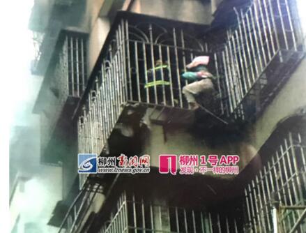突发|胜利小区发生火灾  机智女子爬防盗网等救援