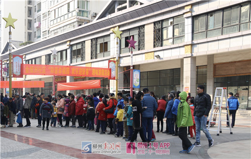 活动现场十分热闹.jpg