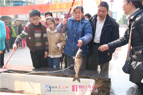 居民在参加钓鱼活动.jpg
