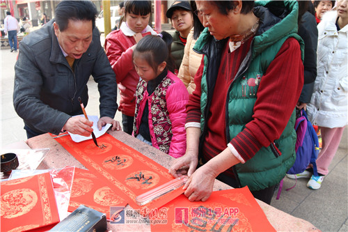 五老志愿者王汉星师傅免费为居民春节送福.jpg