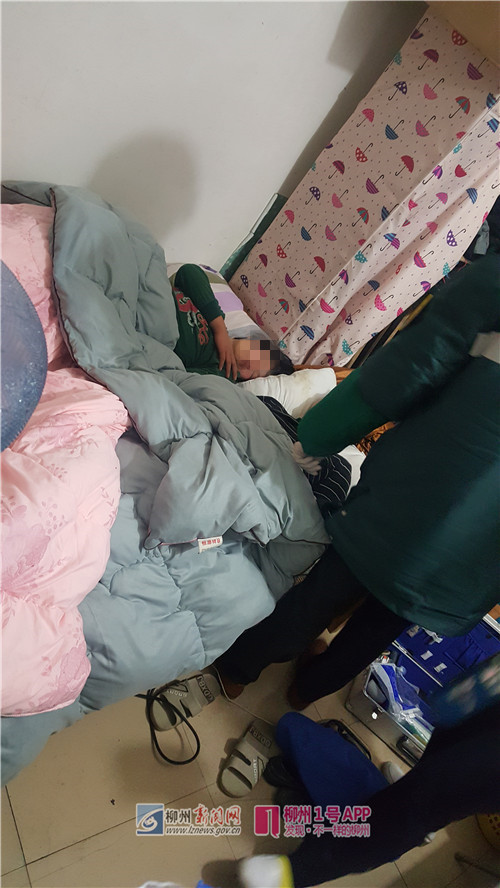 医务人员赶来现场对银先生夫妇进行救治 (2).jpg 医务人员赶来现场对银先生夫妇进行救治 (2).jpg