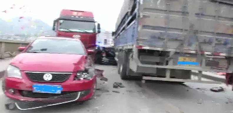 桂林一大货车肇事后疯狂撞击十余部车，还把一名辅警撞下大桥......