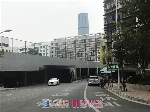 原来的“狗屎巷”已变成双向通行的道路.jpg 原来的“狗屎巷”已变成双向通行的道路.jpg