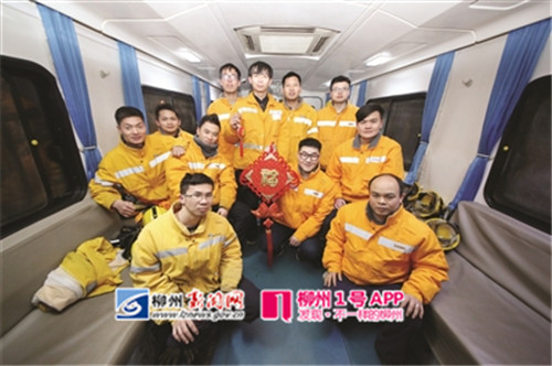 新春走基层|镜头下夜间顶寒风检修设备保春运安全的铁路工人