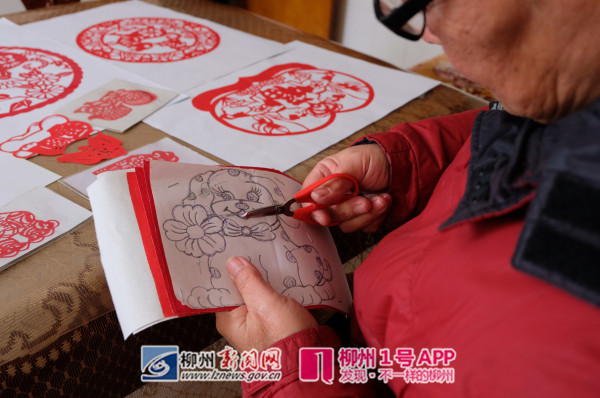 杨永全在制作剪纸作品2.jpg 杨永全在制作剪纸作品2.jpg