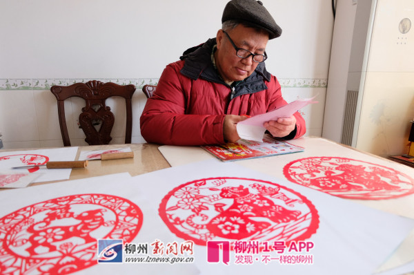 杨永全在制作剪纸作品3.jpg 杨永全在制作剪纸作品3.jpg