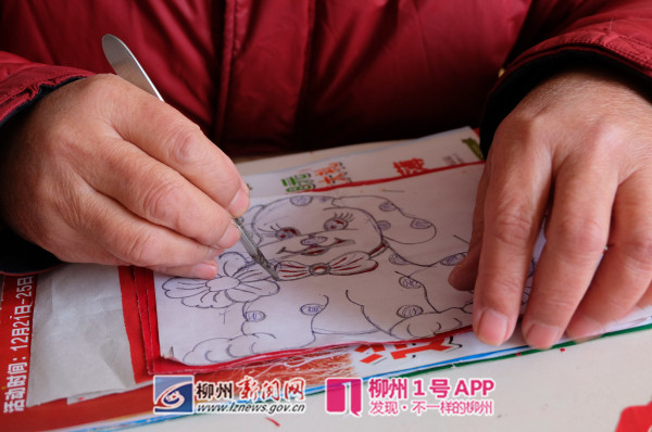 杨永全在制作剪纸作品.jpg 杨永全在制作剪纸作品.jpg