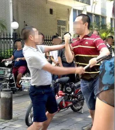 岩村路两兄弟为争财产拔枪相向，冲突后弟弟带枪往派出所跑