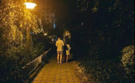吓人，情侣夜游江滨公园遭持刀抢劫，此前被歹徒跟踪半小时