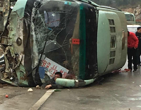 突发！来宾忻城县一大巴侧翻，造成2人死亡，7人受伤