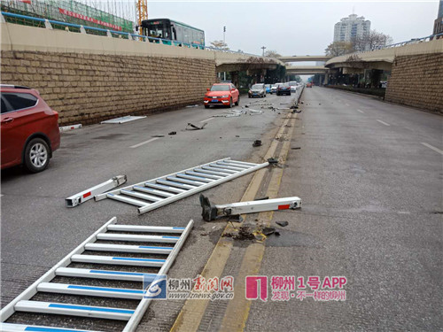 突发|跃进路一小轿车将隔离栏撞毁 行驶10余米后才停下