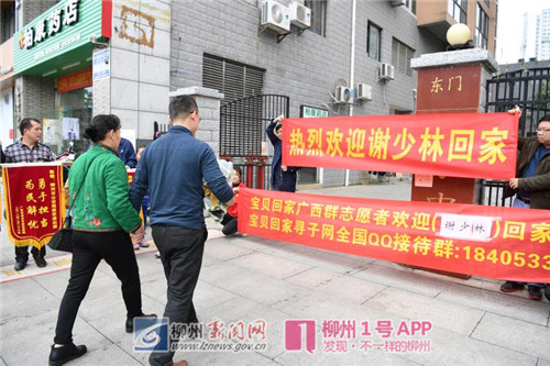 宓学万牵着妈妈的手回家.jpg 宓学万牵着妈妈的手回家.jpg