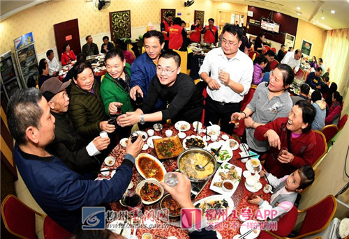 2月28日,在广西来宾市凤临路1号亲水河畔小区,宓学万与母亲林芳及家人拍摄全家福.jpg 2月28日,在广西来宾市凤临路1号亲水河畔小区,宓学万与母亲林芳及家人拍摄全家福.jpg
