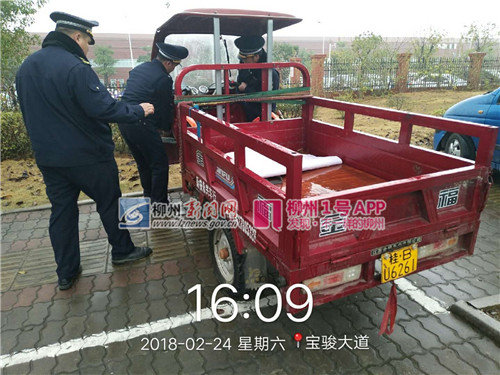 2月24日,执法人员依法暂扣违法车辆.jpg 2月24日,执法人员依法暂扣违法车辆.jpg