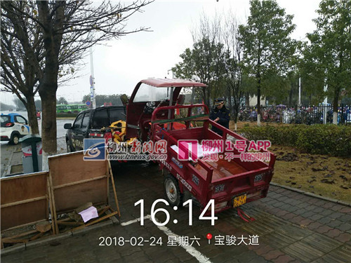 2月24日,执法人员依法暂扣违法车辆2.jpg 2月24日,执法人员依法暂扣违法车辆2.jpg