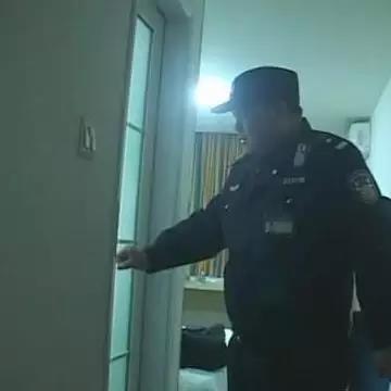 为求与前妻复婚，这个柳州仔把自己反锁在厕所，还要求......