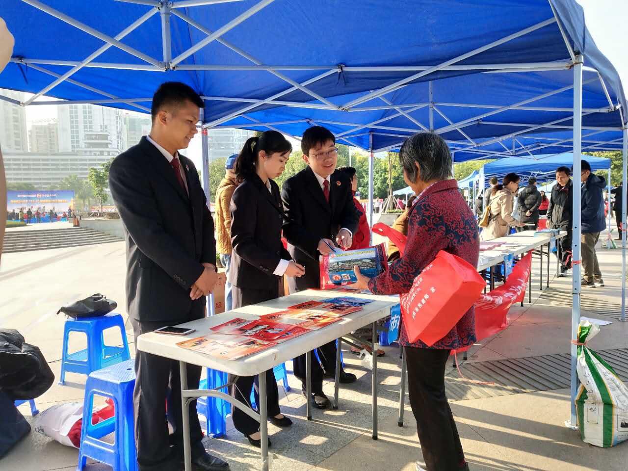 检察官向市民发放法律宣传单.jpg
