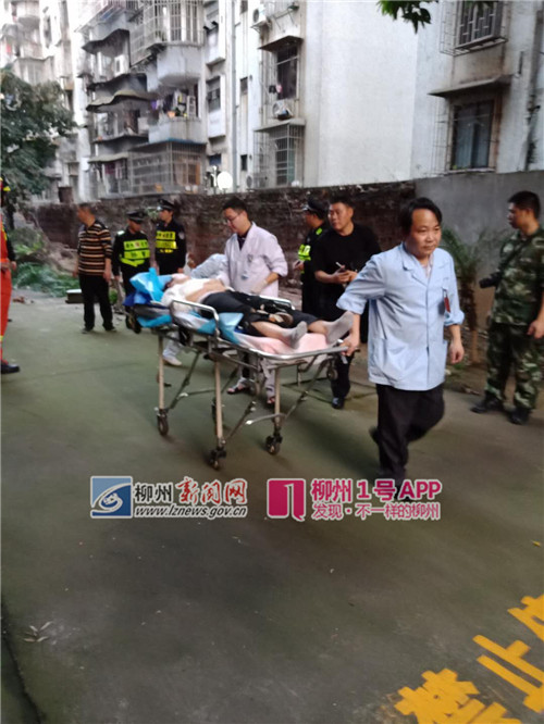 突发|雅儒路一围墙倒塌，致两名女子被压
