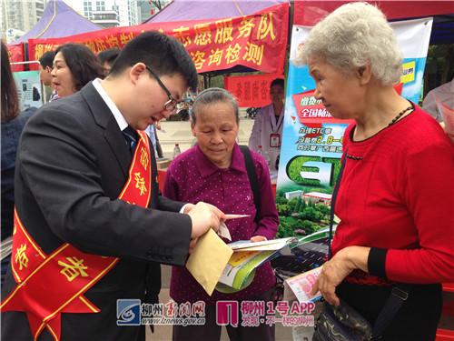 志愿者在讲授如何识别假钞.jpg 志愿者在讲授如何识别假钞.jpg
