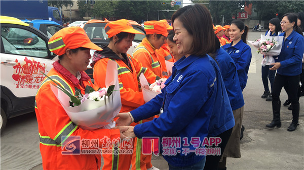巾帼担当 情暖龙城 她们来给女环卫工人和女交警送温暖啦