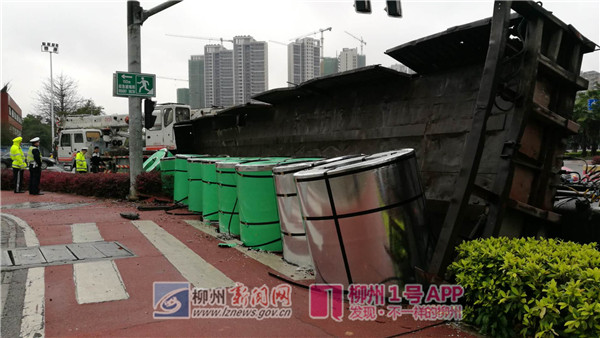 超载牵引车侧翻，9个大钢卷将高新三路路面砸出坑