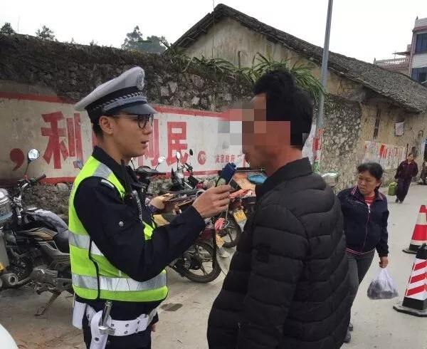 柳江阿哥“喜来疯”，酒后开新摩托车向路人挥手致意，结果……