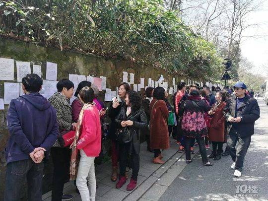 家长挤爆相亲角：女儿明明是博士，却只敢说是硕士……
