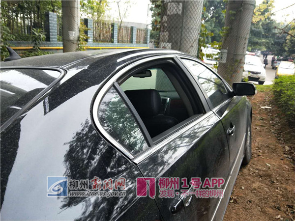 3天第2起砸车窗盗窃事件，这次上游路的8辆车遭殃了