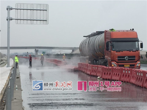 一辆油罐车在柳南高速上发生泄漏  洒水车开到现场冲洗路面