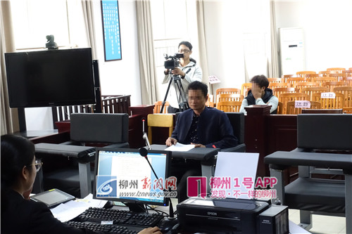 被告人郑某出庭受审.jpg 被告人郑某出庭受审.jpg