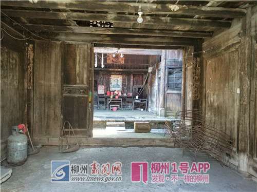打开大门,要再进一道门才能到大堂上.jpg 打开大门,要再进一道门才能到大堂上.jpg
