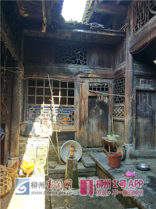 进了第二道门的左手边有口井,经过露天天井才能到大堂.jpg 进了第二道门的左手边有口井,经过露天天井才能到大堂.jpg