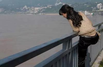 与男友吵架后，25岁柳州妹在河边哭得稀里哗啦