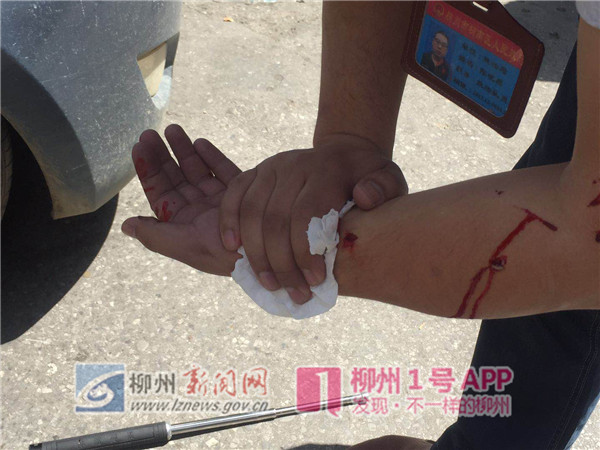 揽客三轮车在文笔路“冲卡”致执法人员受伤，跑得掉？