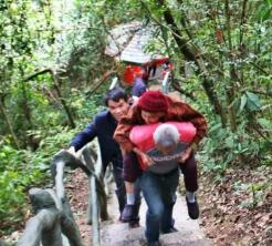 你带我们长大，我们带你旅行！柳州三兄弟背八旬母亲上山，暖心！