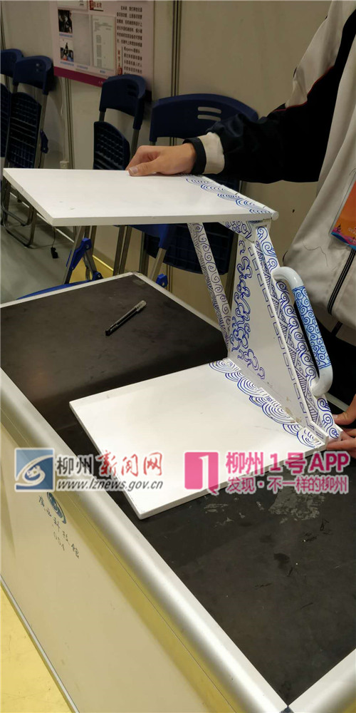 柳州八中不触地便携书桌.jpg 柳州八中不触地便携书桌.jpg