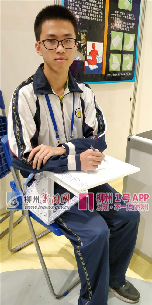 柳州八中不触地便携书桌3.jpg 柳州八中不触地便携书桌3.jpg